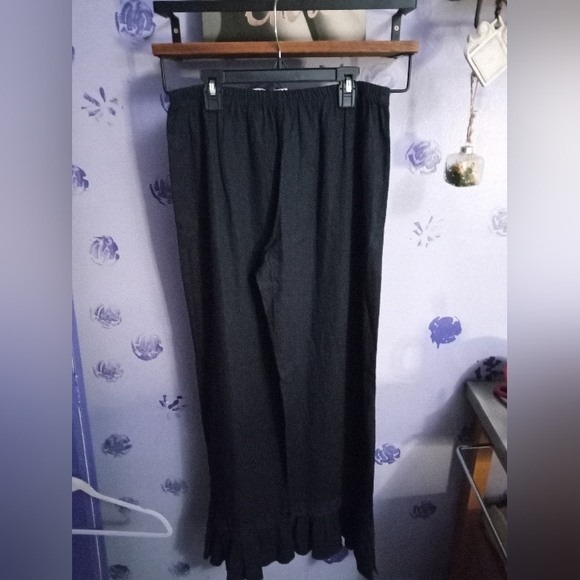Wannabe Ruffle Pants - Picture 2 of 8
